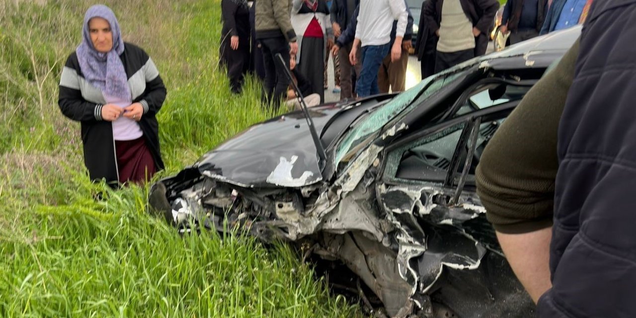 Otomobil ve hafif ticari araç çarpıştı: 9 yaralı