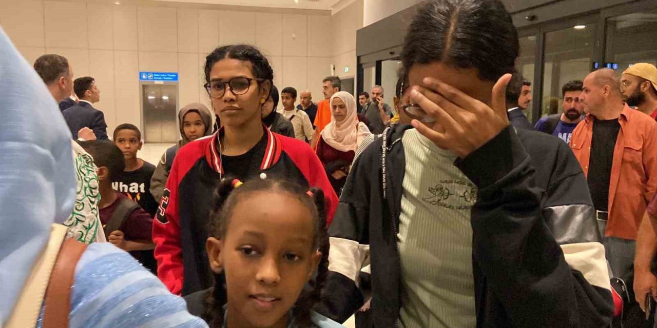 Sudan’dan tahliye edilen Türk vatandaşları askeri uçakla İstanbul’a getirildi