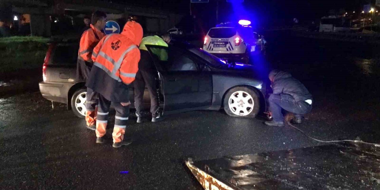 Alkollü sürücü refüje çarparak durabildi