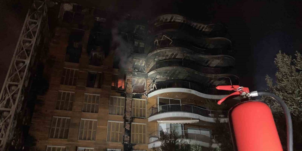 İzmir’deki büyük site yangını 7 saatin ardından kontrol altına alındı