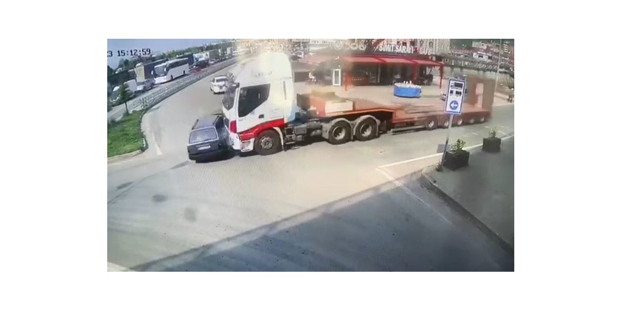 Artvin’de 3 kişinin yaralandığı kaza anı güvenlik kamerasına yansıdı