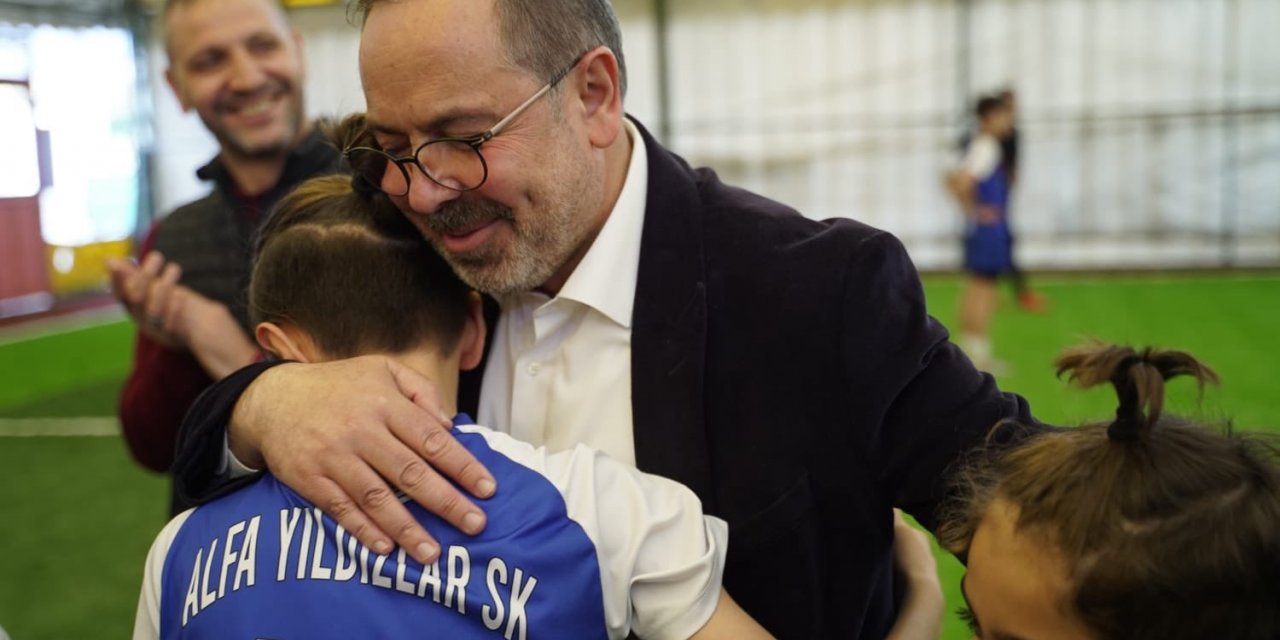 İstanbul 3. bölge Milletvekili adayı Dalkılıç, minik futbolcularla maç yaptı