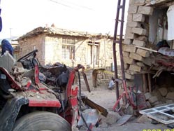 Freni boşalan kamyon eve girdi