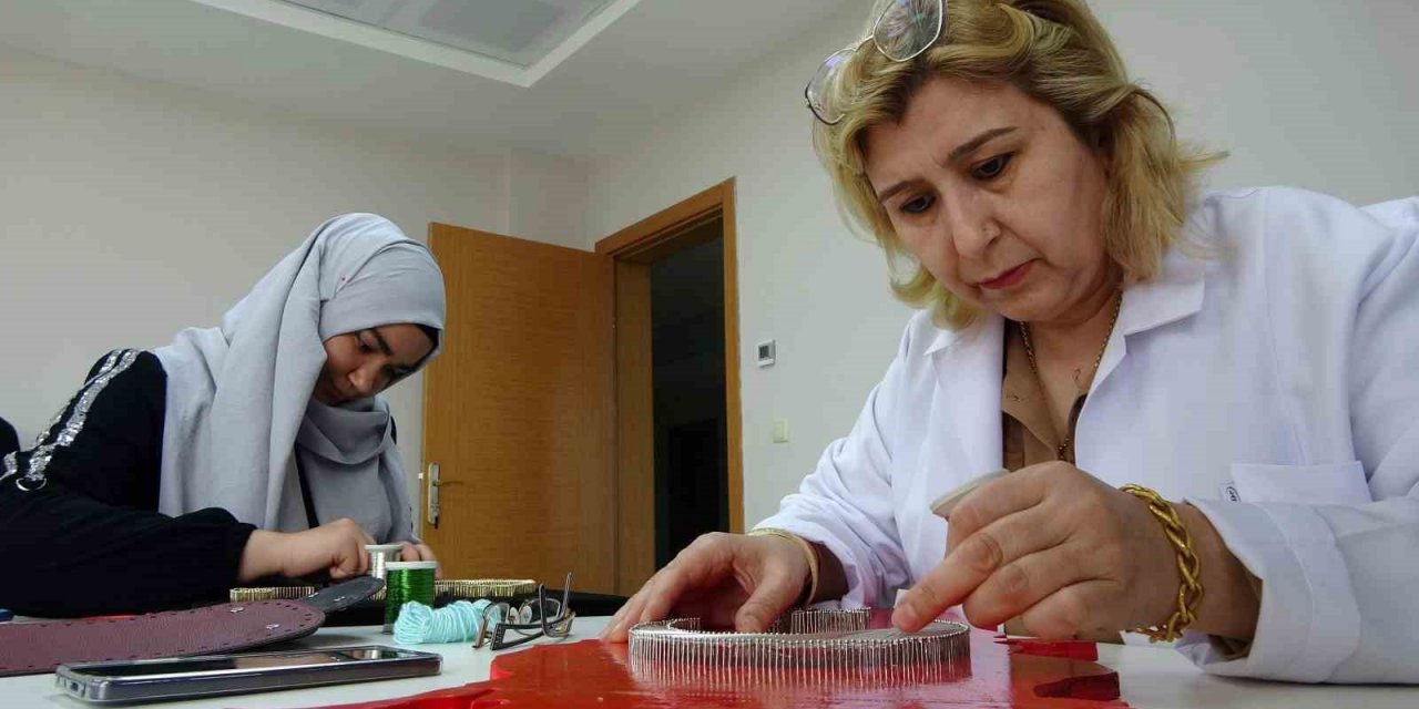 Depremzede kadınlar, el sanatlarıyla depremin izlerini silmeye çalışıyor