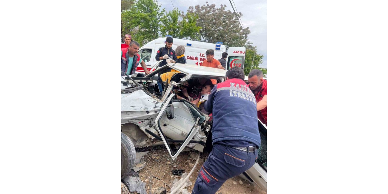 Servis minibüsü ile otomobil çarpıştı: 1 ağır yaralı