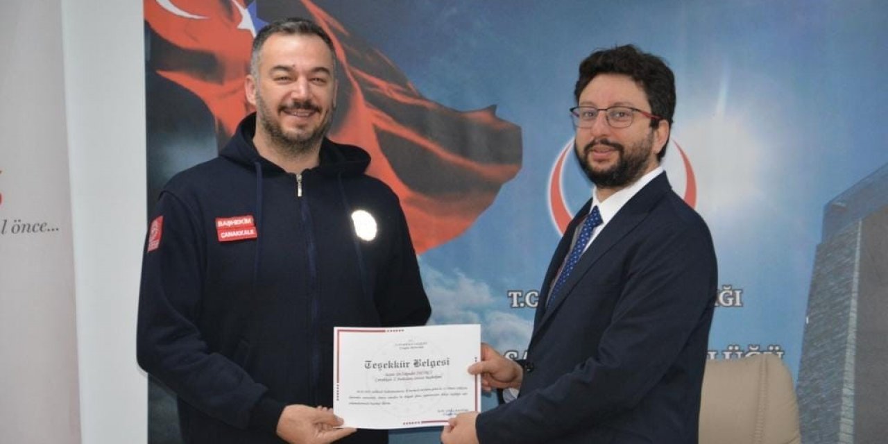 Deprem bölgesinde görev yapan sağlık çalışanlarına teşekkür plaketi