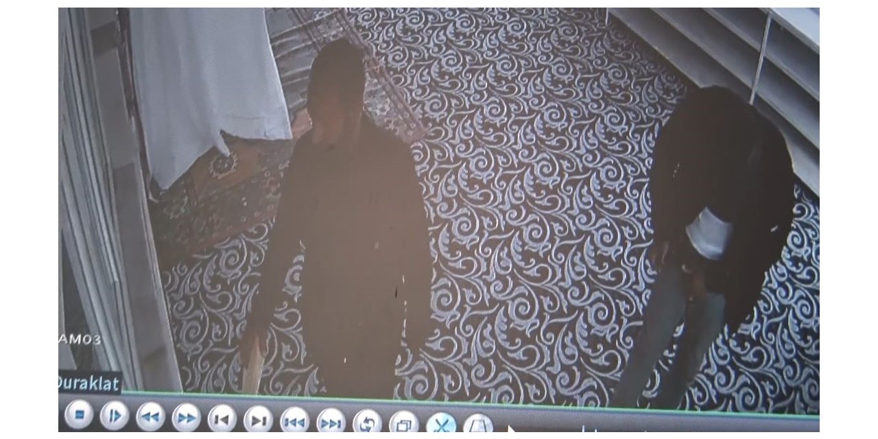 2 hırsız, girdikleri camiden hoparlörü ceketin içine alıp kaçtı