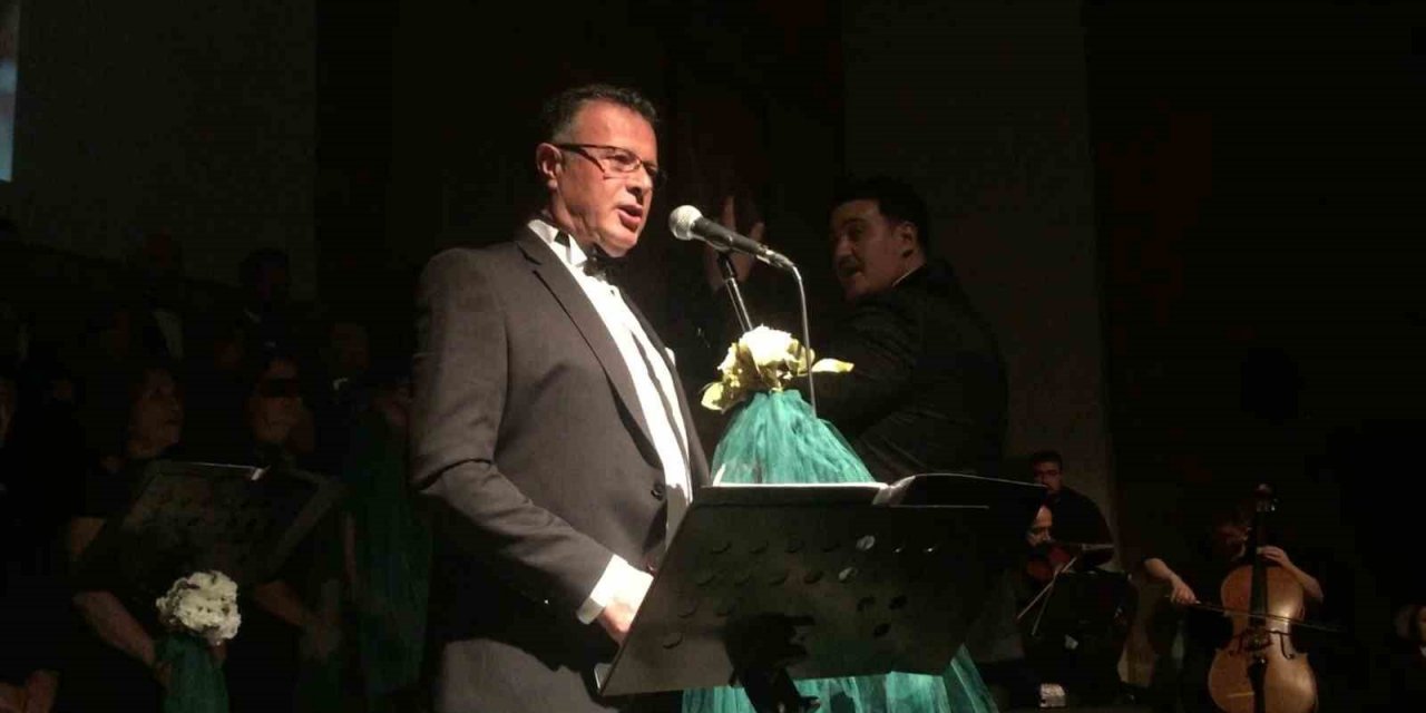 Başkan bu kez kürsüde değil sahnede coşturdu