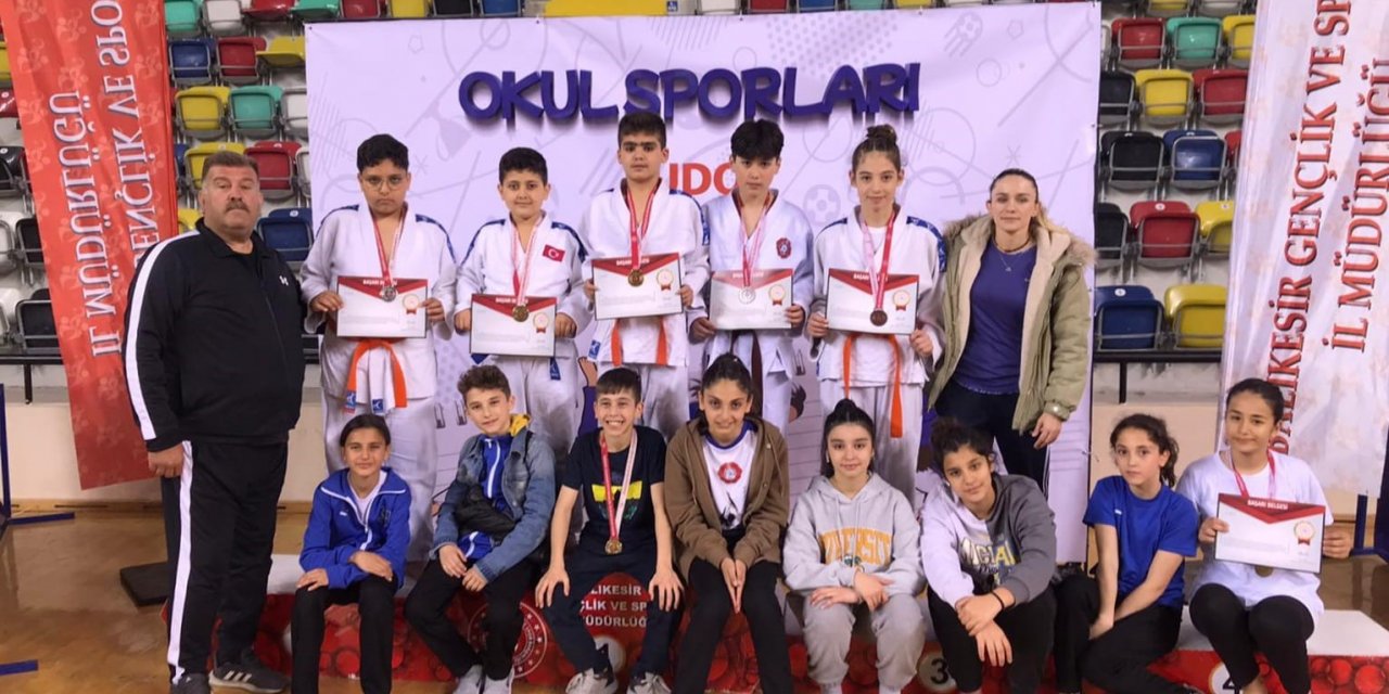 Yunusemre’nin küçüklerinden 10 madalya