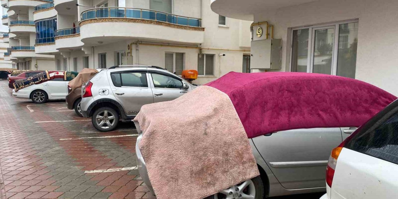 Dolu yağışına karşı araçlara battaniye ve yorganlı koruma