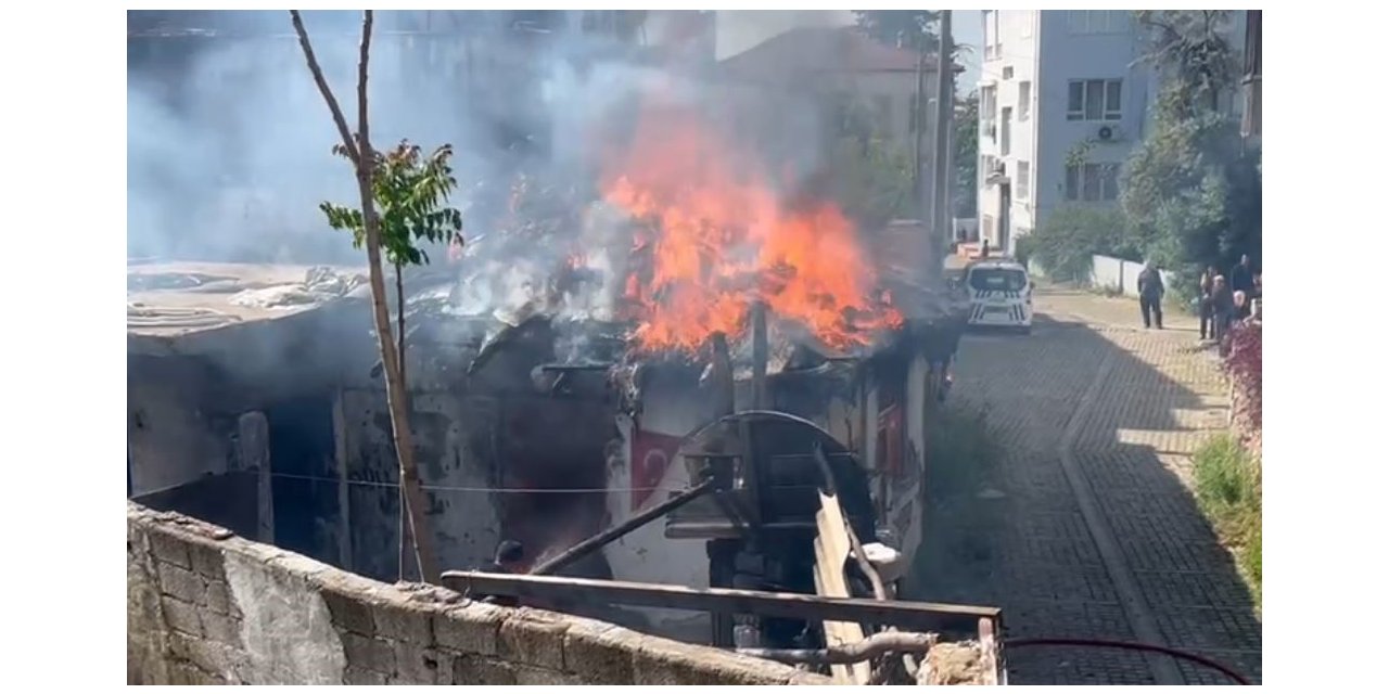 Tarihi mahalledeki ahşap ev alev alev yandı