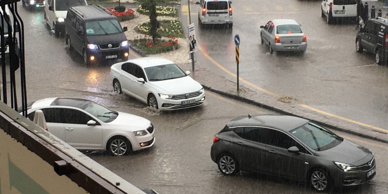 Develi’de caddeler göle döndü