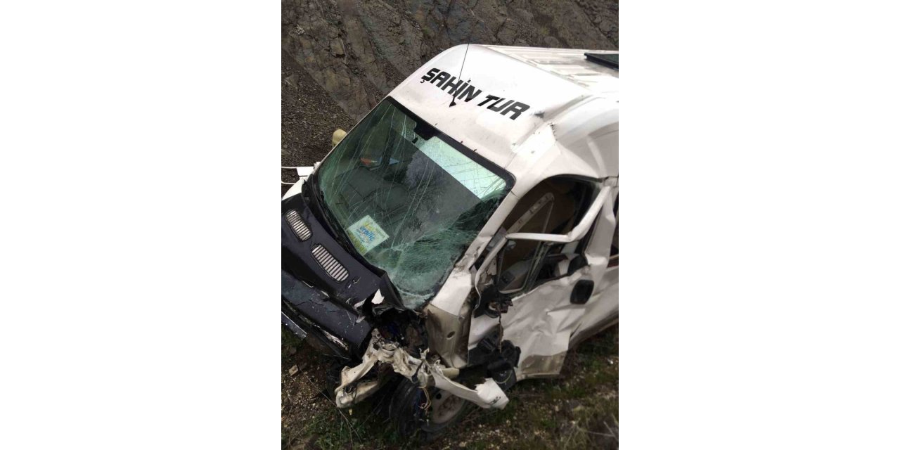 Erpiliç işçilerini taşıyan minibüs kazaya karıştı: 2 ölü, 19 yaralı