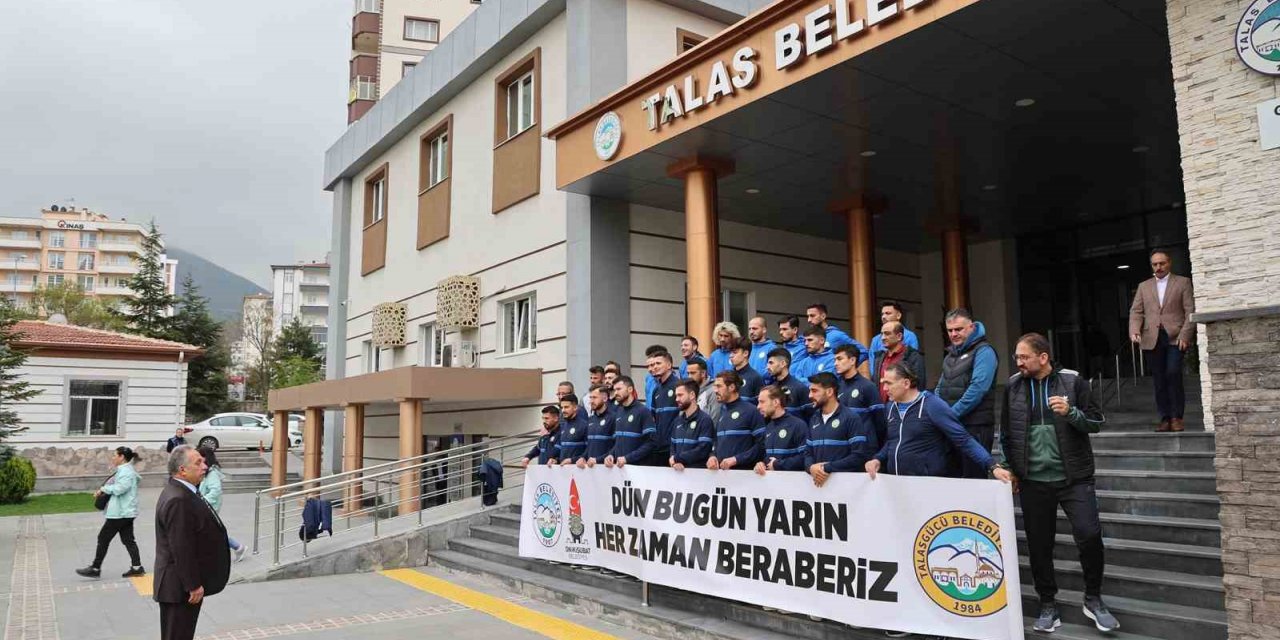 Şampiyonluğu kutlamak yerine deprem bölgesine gönül almaya gittiler