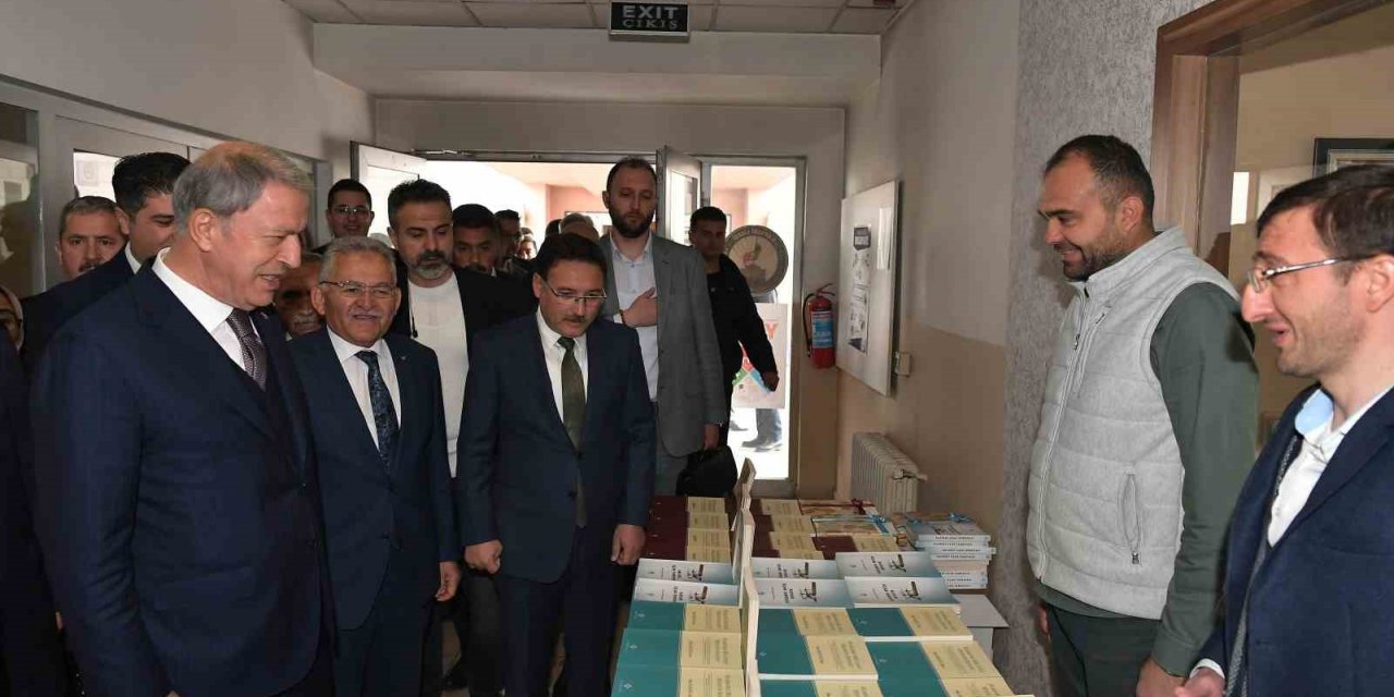 Bakan Akar Kayseri Lisesi Öğrencileriyle Buluştu