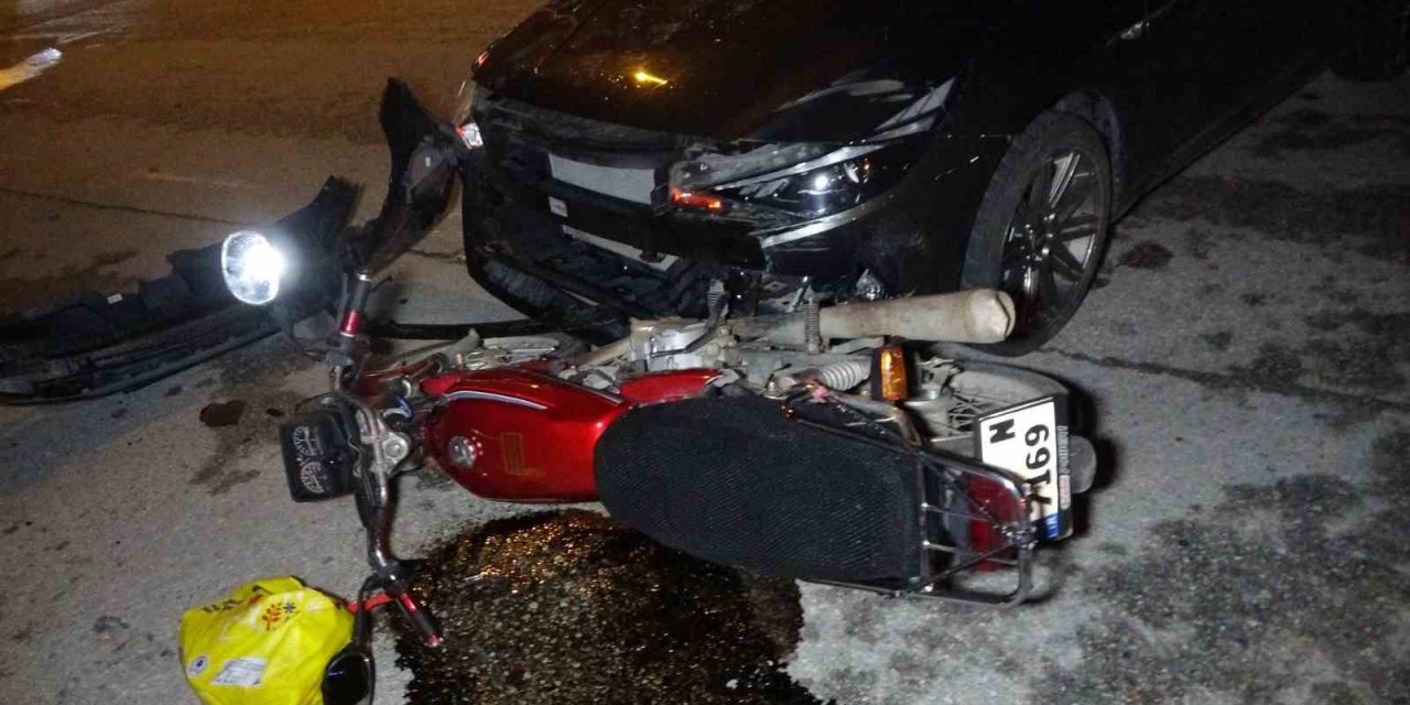Motosiklet ile otomobil çarpıştı: 2 yaralı