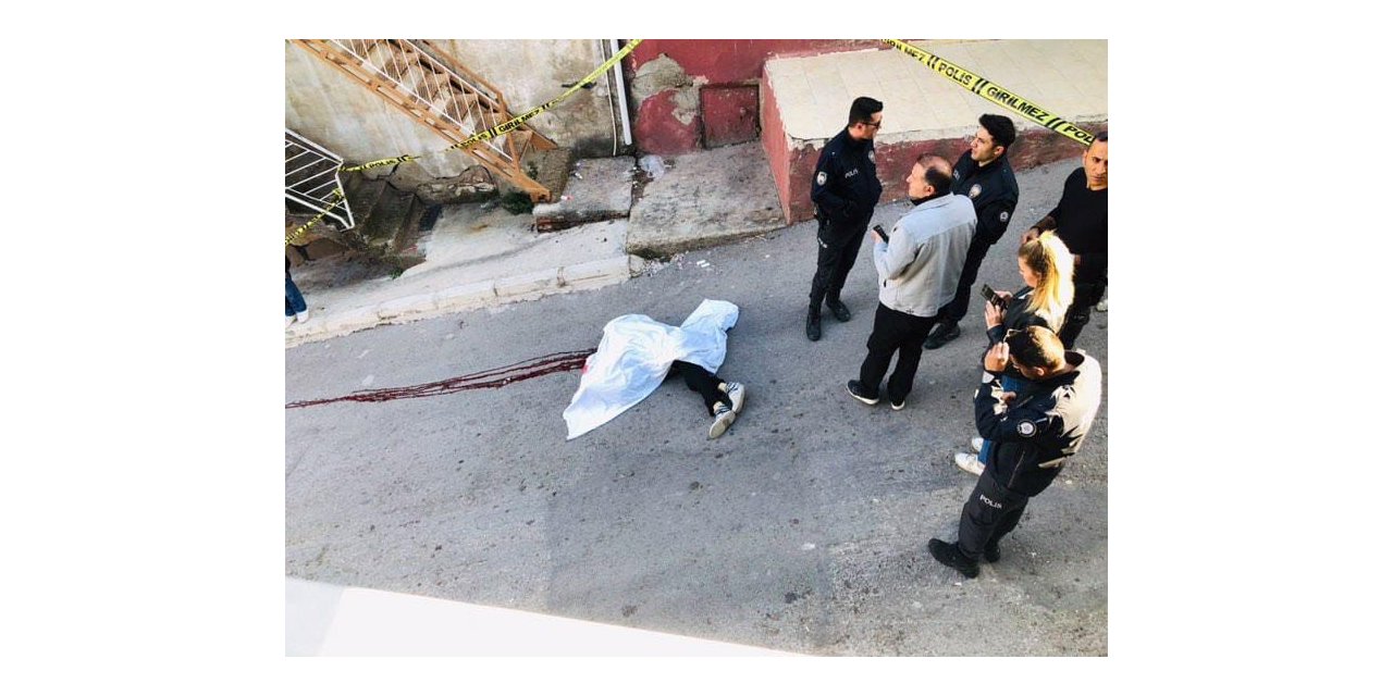 Karısını çocuğunun gözü önünde sokak ortasında öldürdü