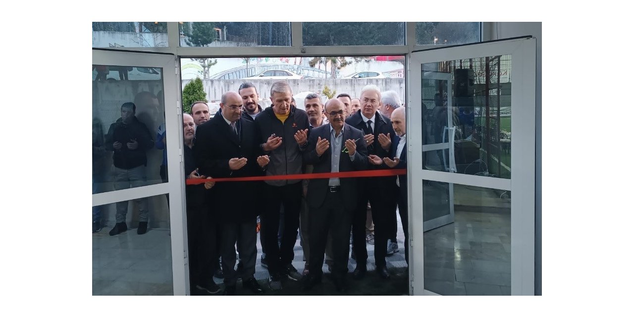 Halı Saha Tesisleri şöhretler karması maçı ile açıldı