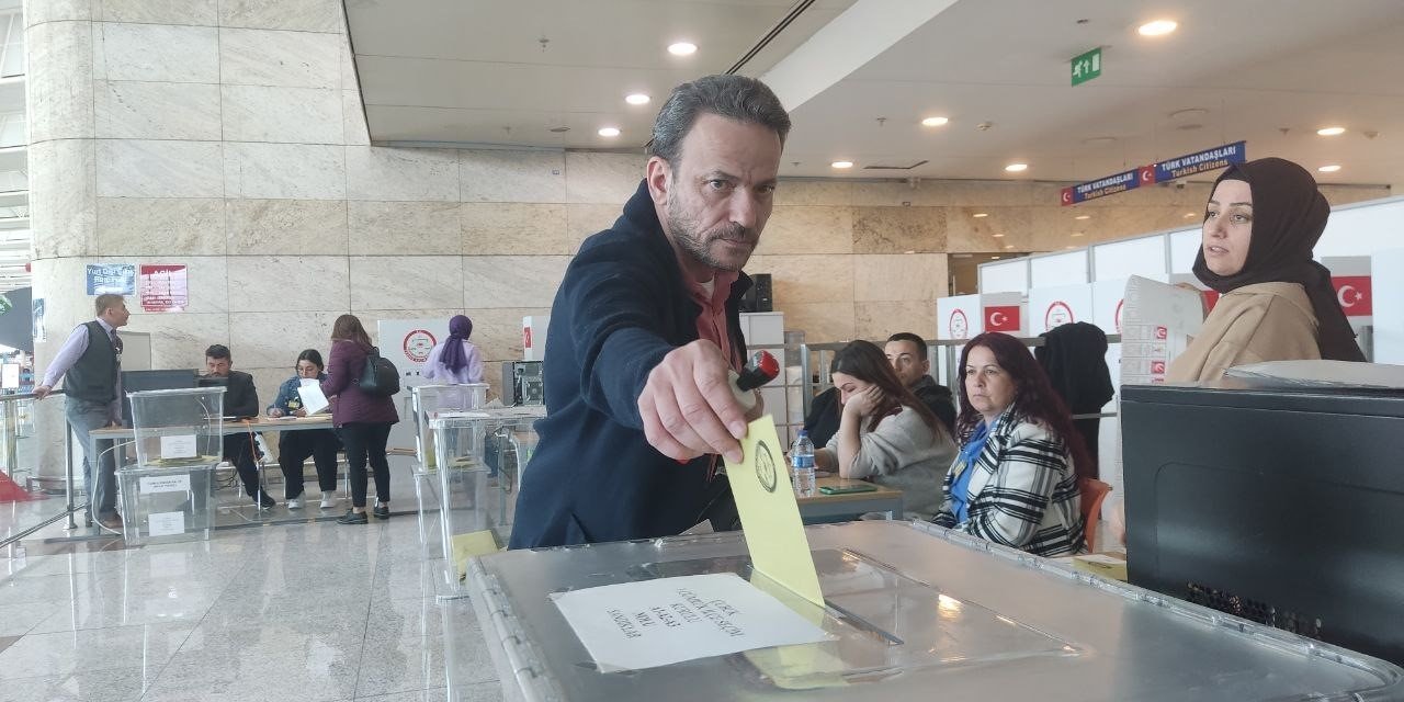 Ankara Esenboğa Havalimanı’nda oy verme işlemi devam ediyor