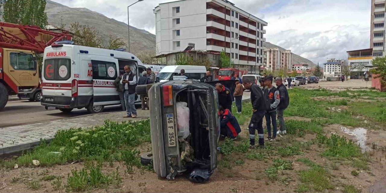 Elektrikli bisiklete çarpmamak için manevra yapan otomobil devrildi: 2 yaralı