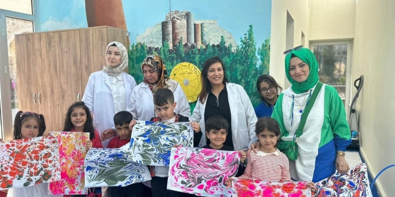 Elazığ’da çocuklar ebru sanatı ile tanıştı