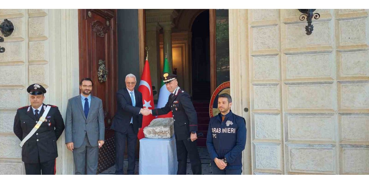 Bakan Ersoy: "M.S. 2. yüzyıla ait olan mezar stelini İtalya’da teslim aldık"