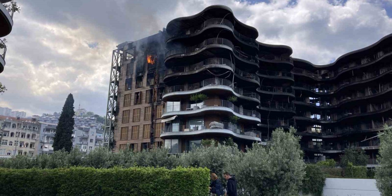 İzmir’de 8 katlı sitede yeniden yükselen alevler paniğe neden oldu
