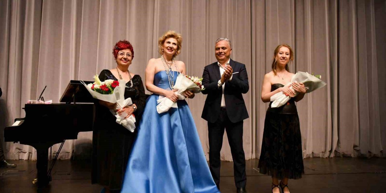 Soprano Esra Abacıoğlu Akcan sanatseverlerle buluştu.