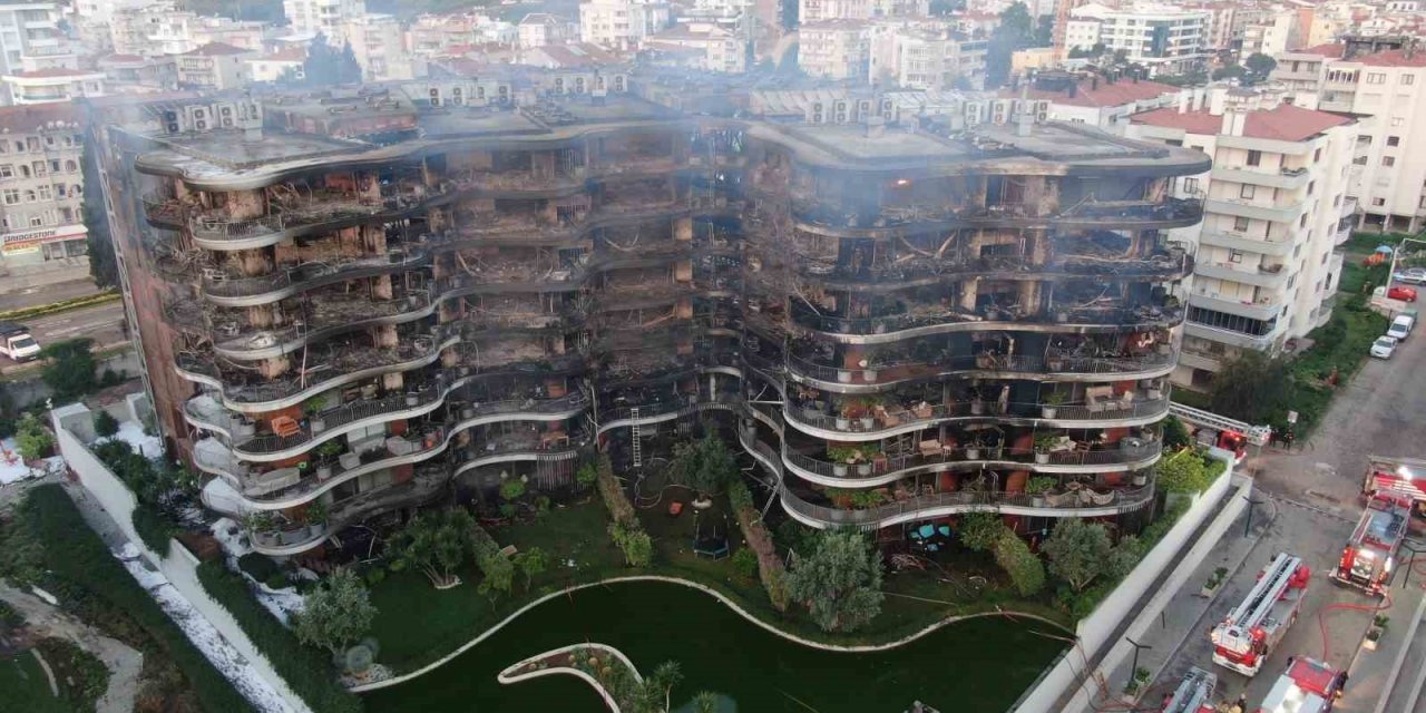 İzmir’de küle dönen 8 katlı sitenin yönetiminden itfaiyeye tepki