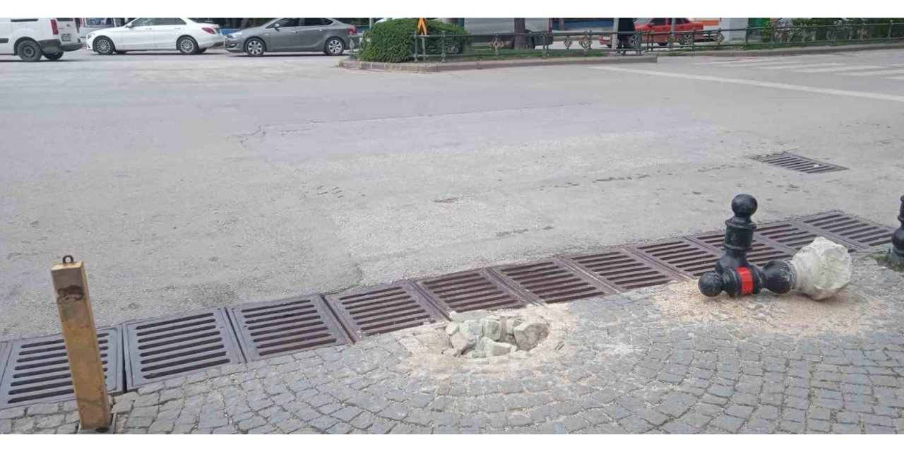 Trafiğe kapalı sokaktaki bu lobotu kim ne için söktü