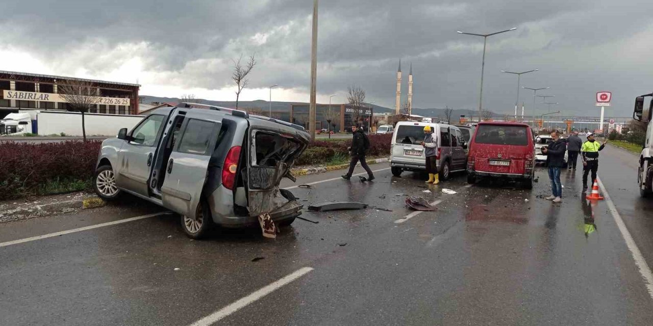 Yağışlı hava kazaları da beraberinde getirdi, 7 araç birbirine girdi