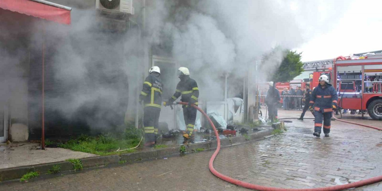 Bobinaj dükkanı alevlere teslim oldu