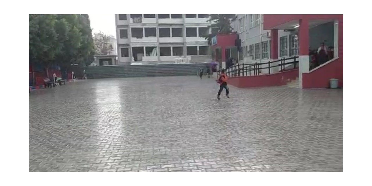 Yağmur ve doluya yakalanan öğrenciler zor anlar yaşadı