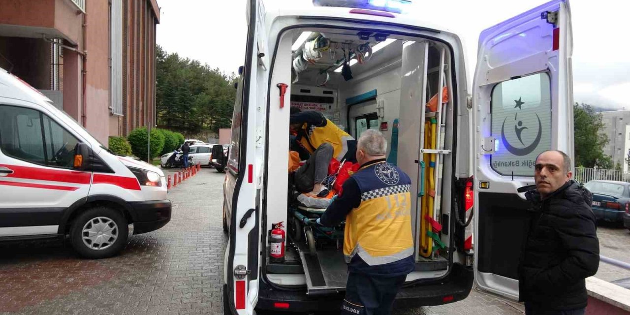 Minibüs ile otomobil çarpıştı; 1 ölü, 6 yaralı