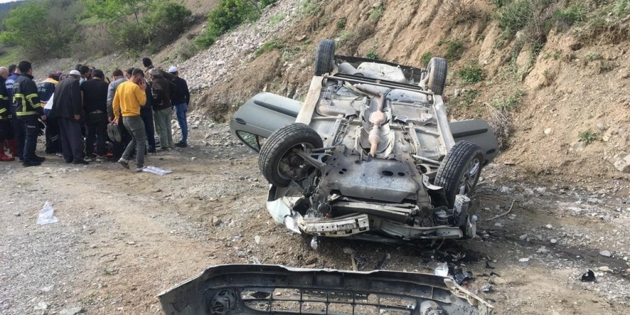 Dere yatağına devrilen otomobildeki iki kişi yaralandı