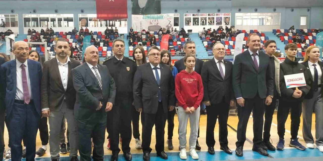 Özölçer, Taekwondo şampiyonası etkinliğine katıldı
