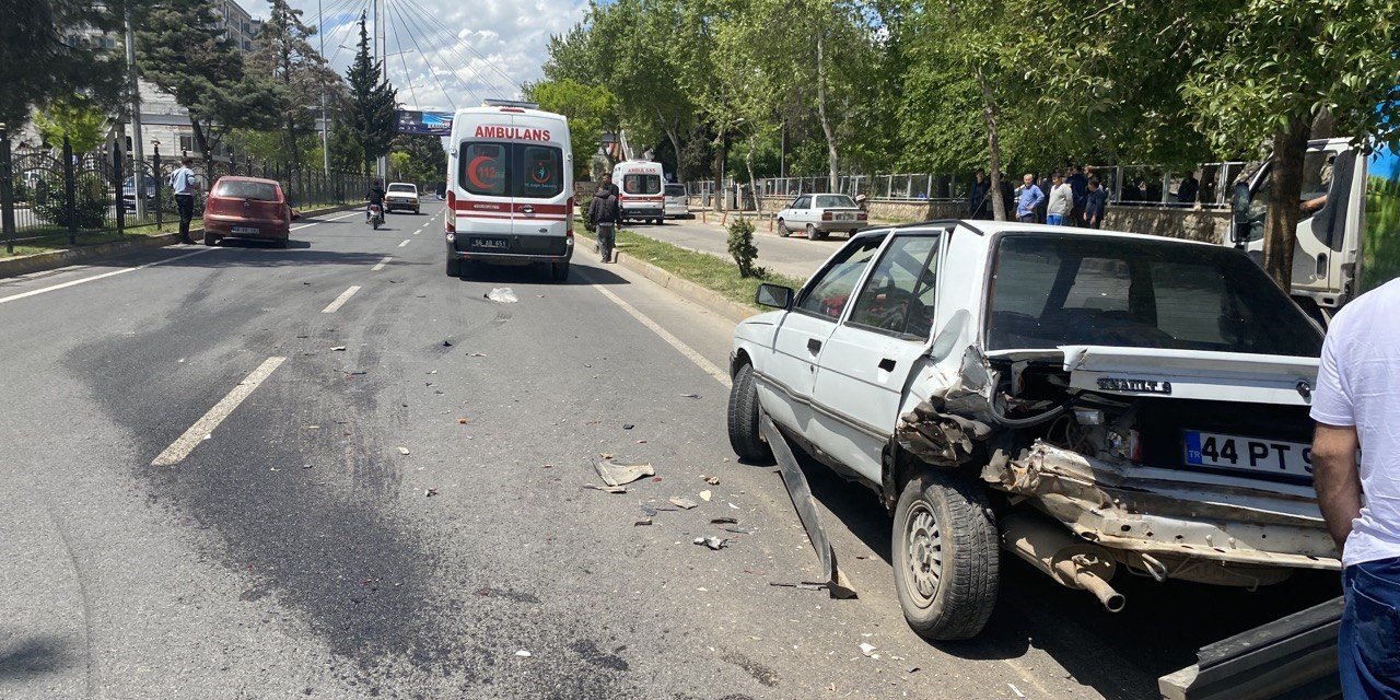 Üç aracın karıştığı kazada 2 kişi yaralandı