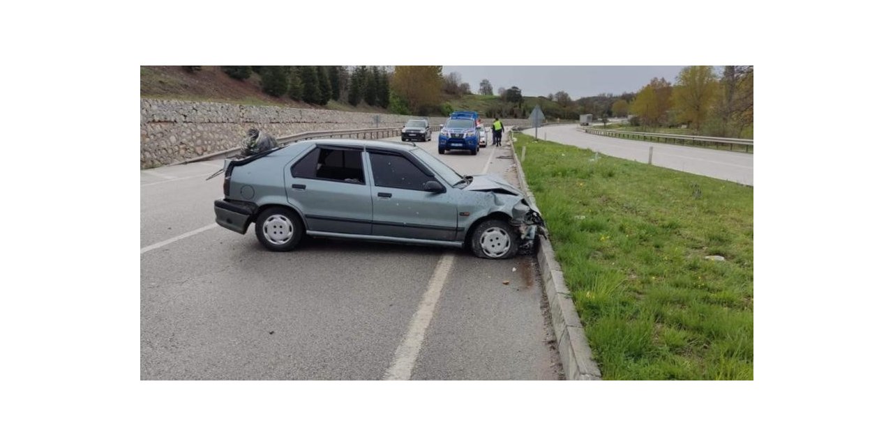Amasya’da otomobil bariyerlere çaptı: 2 yaralı