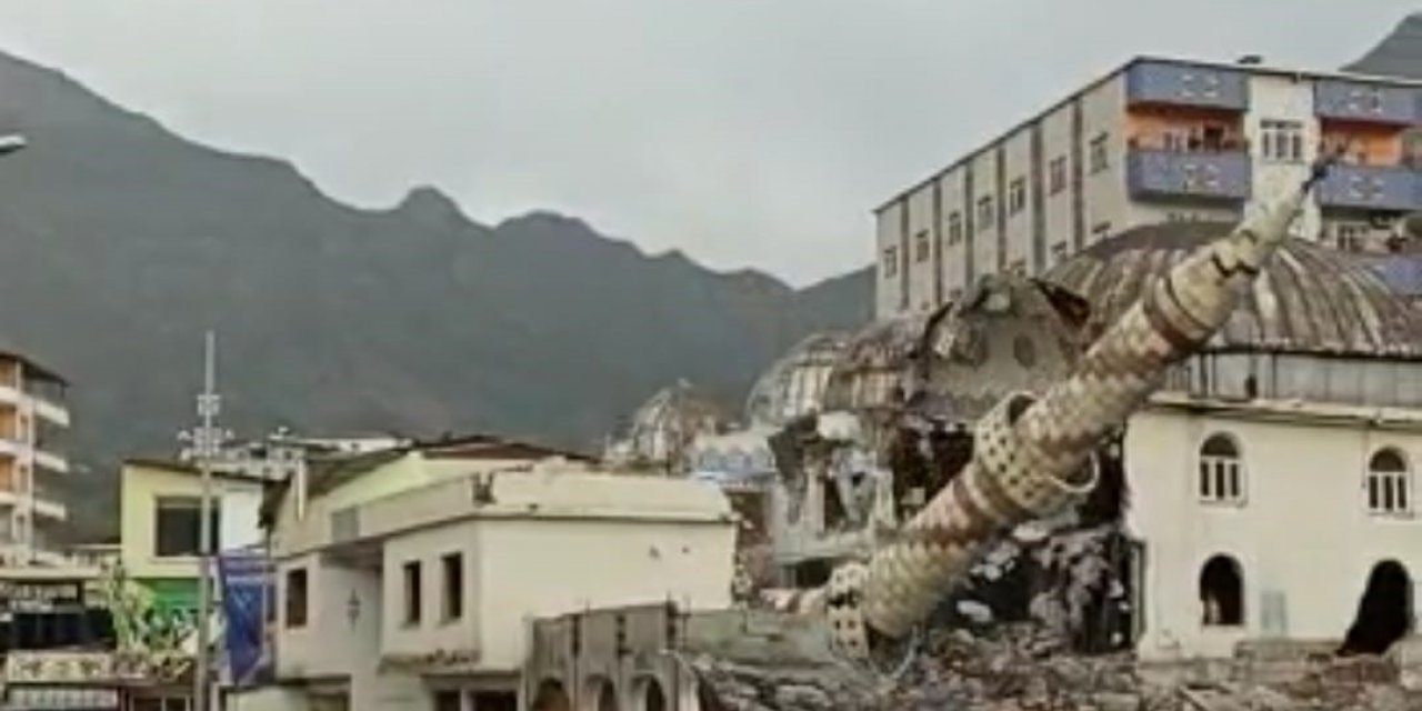 Batman’da çökme tehlikesi bulunan yarım asırlık minare kontrollü olarak yıkıldı