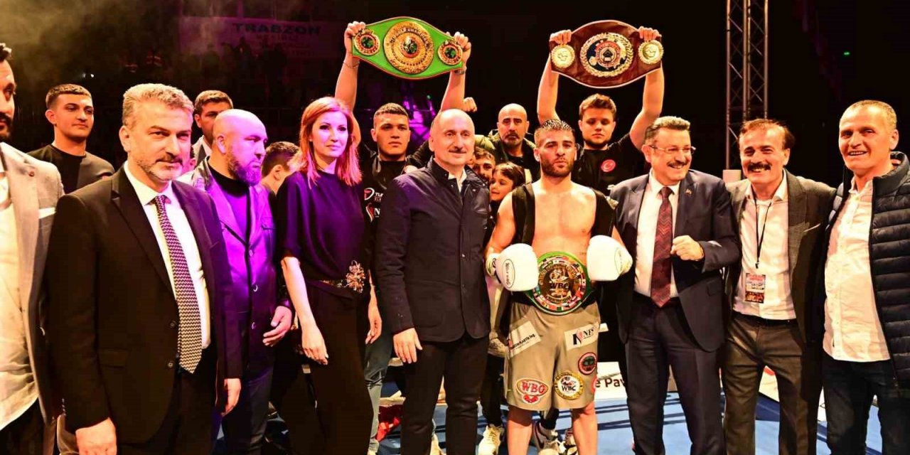 Şampiyon boksöre kemerini Bakan Karaismailoğlu taktı