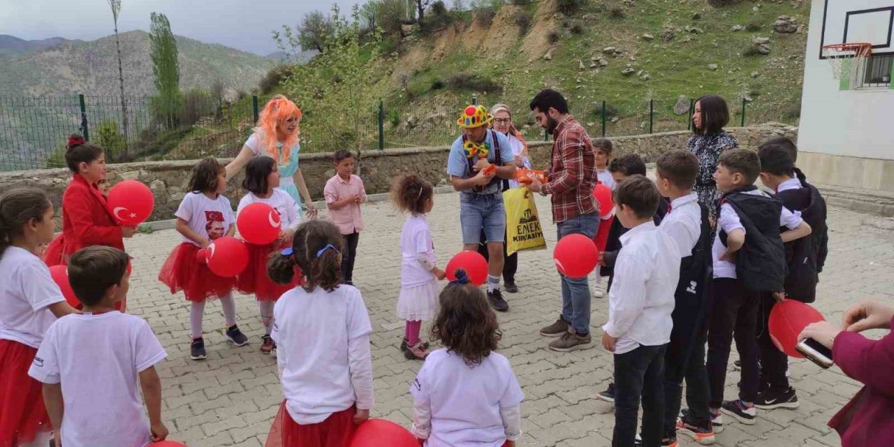 Seyyar tiyatro ekibi köy köy dolaşarak çocukların yüzünü güldürüyor