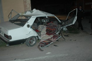 Otomobille trafoya çarpan iki kişi öldü