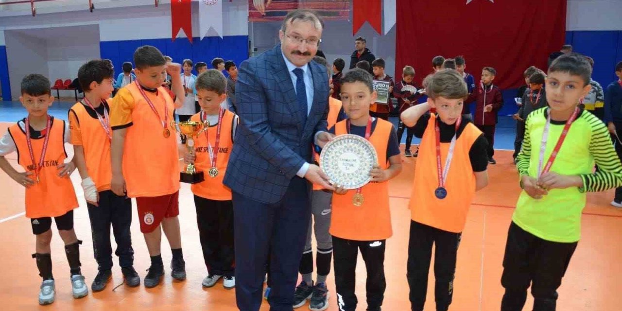 Futsal Turnuvasında şampiyon Gazi Emet B takımı