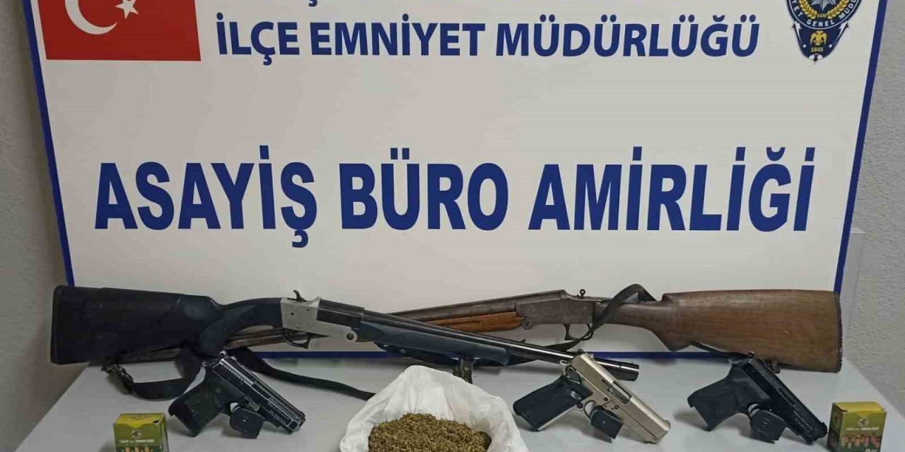 Tavşanlı’da araçlarında ve evlerinde silah ve uyuşturucu bulunan 2 kişi tutuklandı