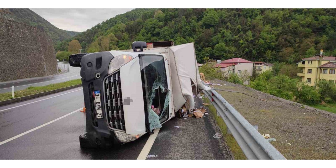 İlaç kamyonu yan yattı: 1 yaralı