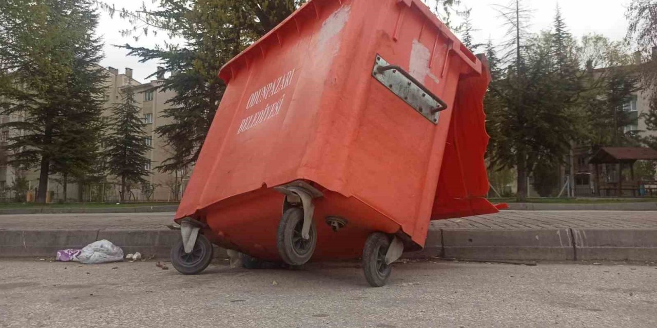 Tekerleği kırılıp yan yatan çöp konteyneri değiştirilmeyi bekliyor