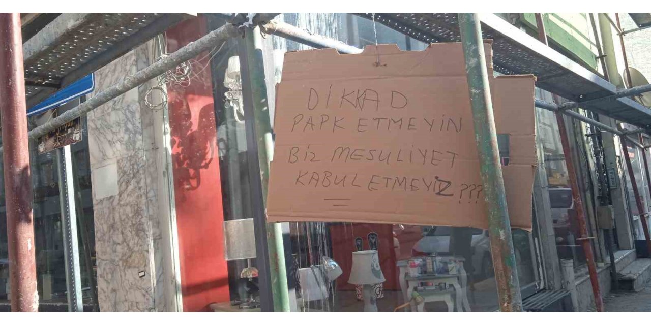 İnşaat demirlerine asılı düşündüren uyarı yazısı