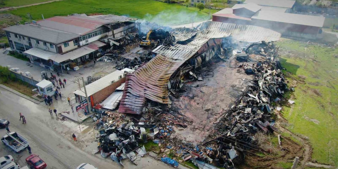 Elazığ’da yanan tavuk fabrikası havadan görüntülendi