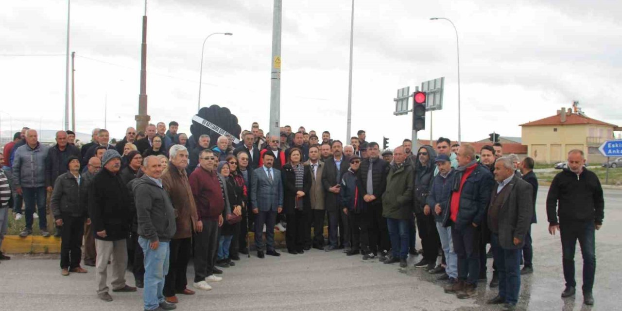 Kavşağa siyah çelenk koyup trafik kazalarını protesto ettiler