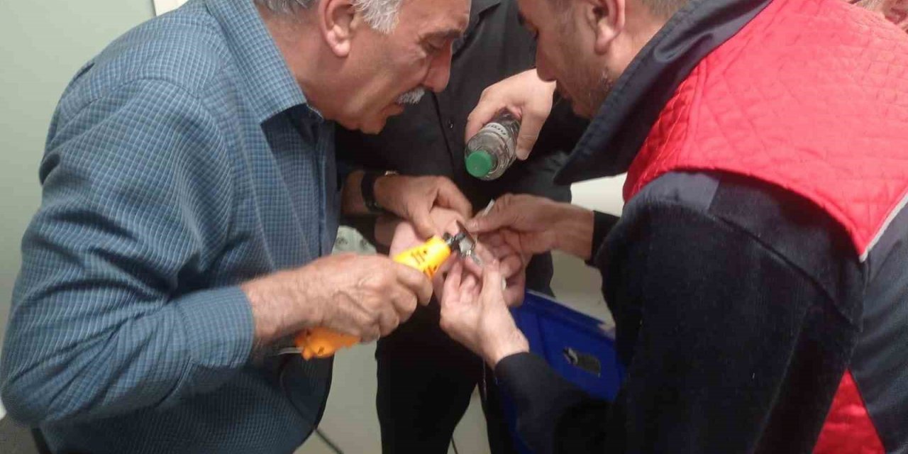Siirt’te bir gencin parmağına sıkışan yüzük, itfaiye ekiplerince çıkarıldı